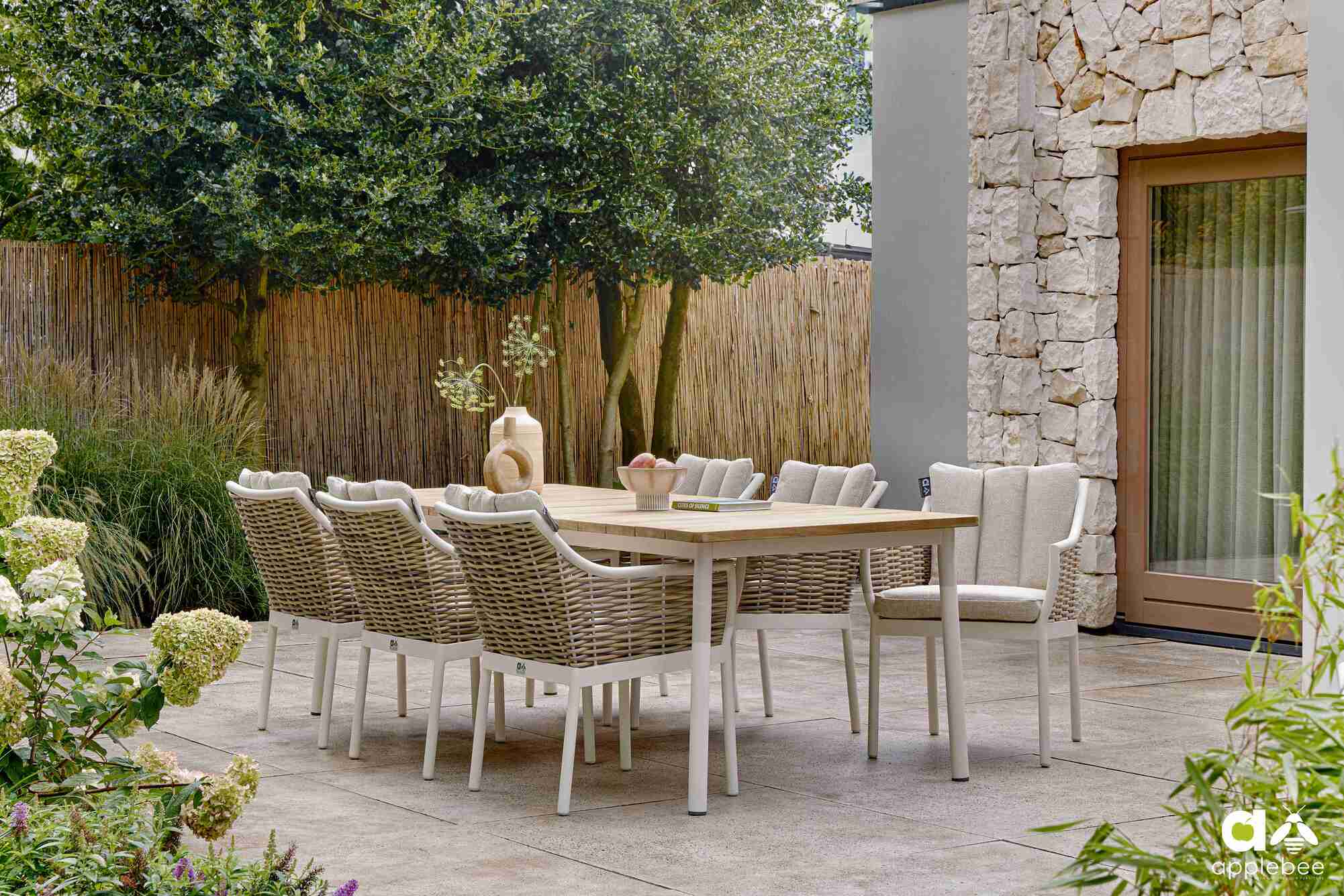 AppleBee_2025_Milou_Dining_Oyster_tafel240TeakAmb_LRML_12_1_-kopie_2002x1336